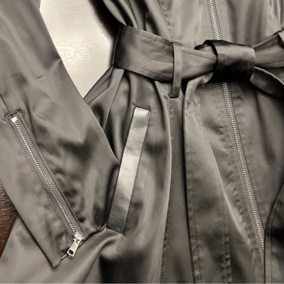 Black trench coat with faux fur shrug collar - Picture 5 of 16